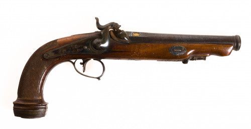 Pistola pistón, firmada con cuatro sellos de oro amarillo d