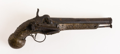 Pistola estilo Ripoll con culeta cubierta de latón dorado,