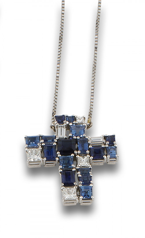COLGANTE CRUZ DE DIAMANTES, ZAFIROS, ORO BLANCO, CON CADENA