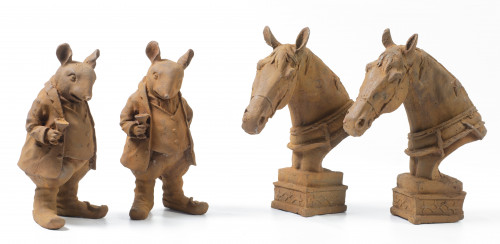 Pareja de cabezas de caballo de hierro con patina de óxido