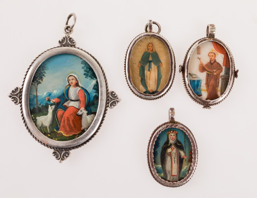 Lote compuesto por tres relicarios