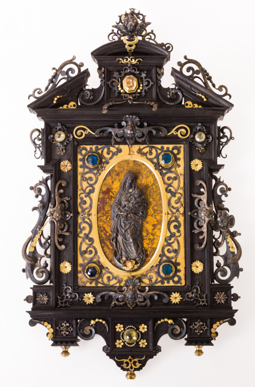 Pequeño retablo devocional representando a la Virgen con el
