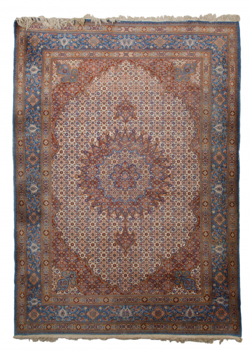 Alfombra persa de campo crudo y cenefa azul con decoración 