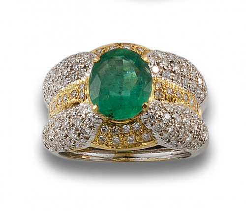 SORTIJA DE ESMERALDA, DIAMANTES Y ORO BICOLOR