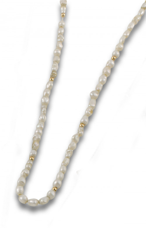 COLLAR DE PERLITAS DE RÍO Y CIERRE DE ORO AMARILLO