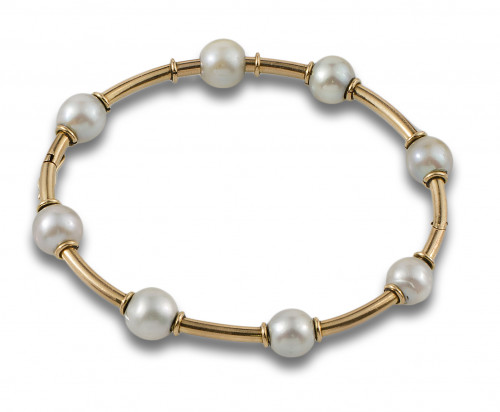 PULSERA RÍGIDA, AÑOS 70, DE PERLAS CULTIVADAS Y ORO AMARILLO