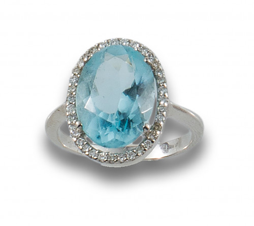 SORTIJA DE TOPACIO AZUL, DIAMANTES, Y ORO BLANCO