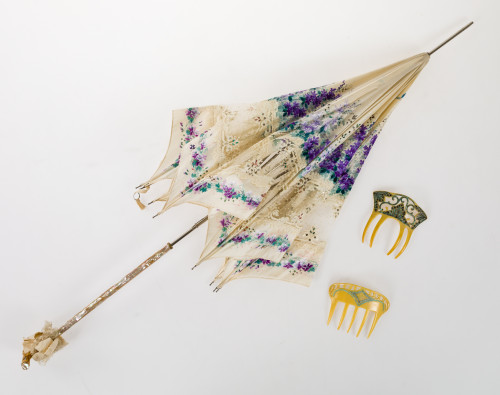 Antigua sombrilla en seda pintada con aplicaciones de encaj