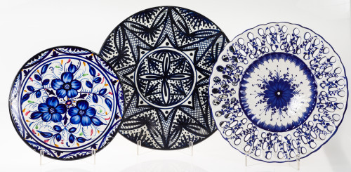 Lote de tres platos de cerámica esmaltada, diferentes manuf