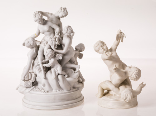 "El baño de Venus" y "Tres niños", pareja de figuras de bis
