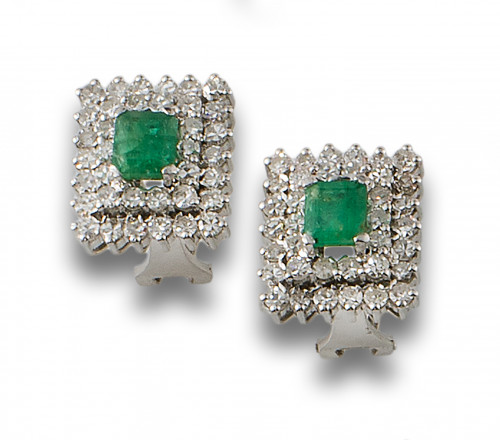 PENDIENTES DOBLE ROSETÓN, AÑOS 60, DE ESMERALDAS, DIAMANTES