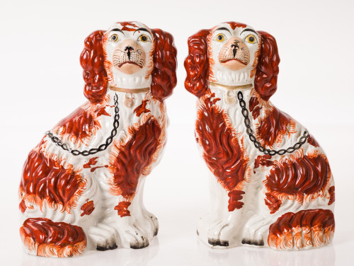 Pareja de perros de cerámica esmaltada, Staffordshire, Ingl
