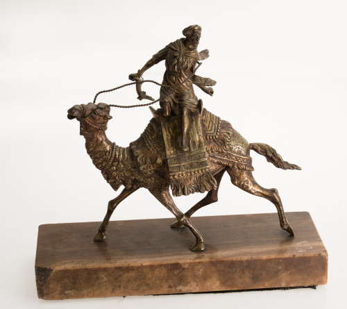 "Árabe sobre un camello", figura de metal siguiendo modelos