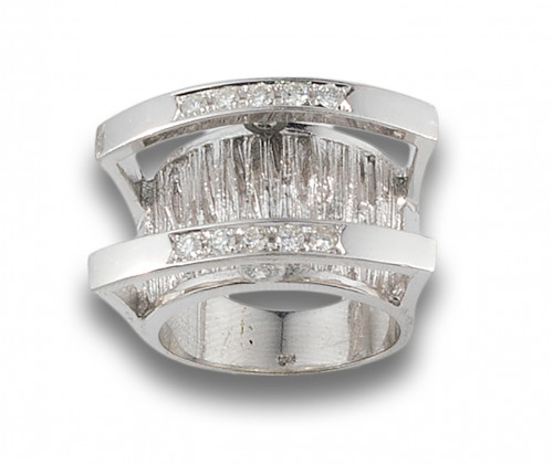 ANCHA SORTIJA DE DIAMANTES Y ORO BLANCO