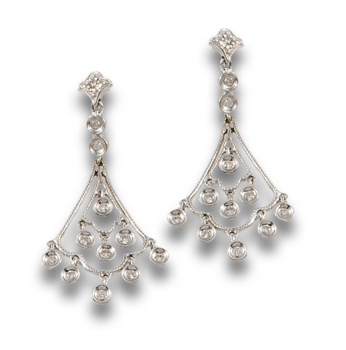 PENDIENTES COLGANTES DE DIAMANTES Y ORO BLANCO