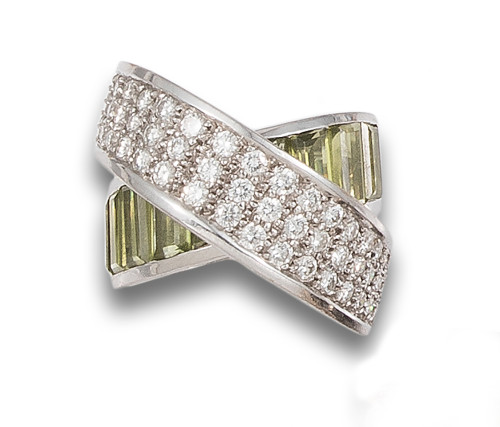 SORTIJA FIRMADA VASARI DE DIAMANTES, PERIDOTOS Y ORO BLANCO