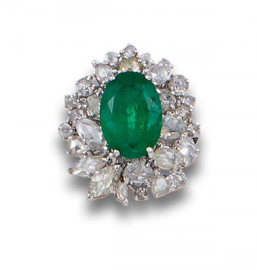 SORTIJA ROSETÓN DE ESMERALDA Y DIAMANTES, EN ORO BLANCO