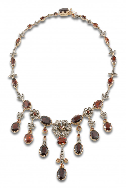 GARGANTILLA, ESTILO ANTIGUO, DE GRANATES, DIAMANTES, ORO Y 