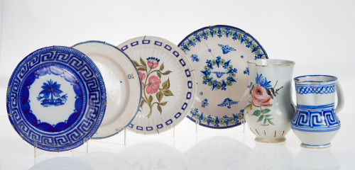 Lote de cerámica levantina compuesta por cuatro platos y do
