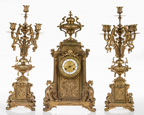 Guarnición de reloj y candelabros de metal dorado estilo Na