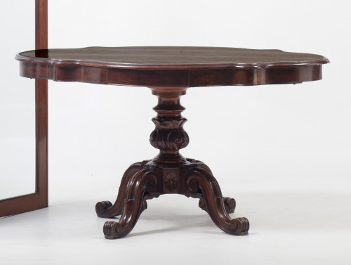 Mesa de centro de estilo victoriano, pps. S. XX