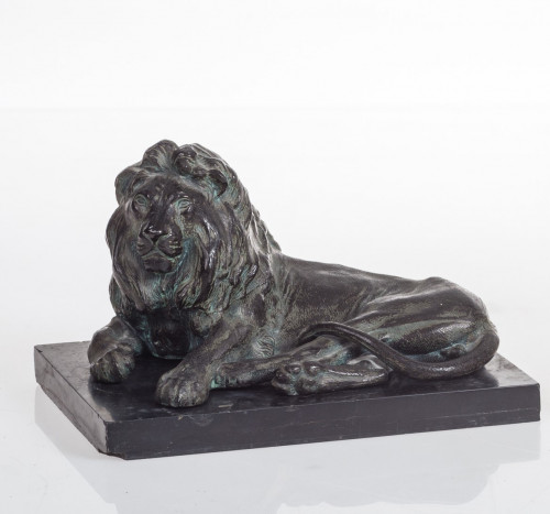 León de metal patinado sobre base de mármol, S.XX