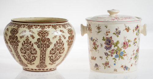 Cubitera con tapa y jardinera de loza estampada, España, c.