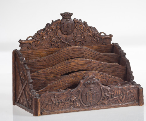 Archivador alfonsino de madera tallada, España, ffs.S.XIX -