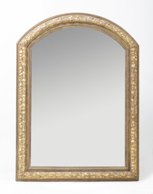 Espejo con marco de madera tallada y dorada siguiendo model