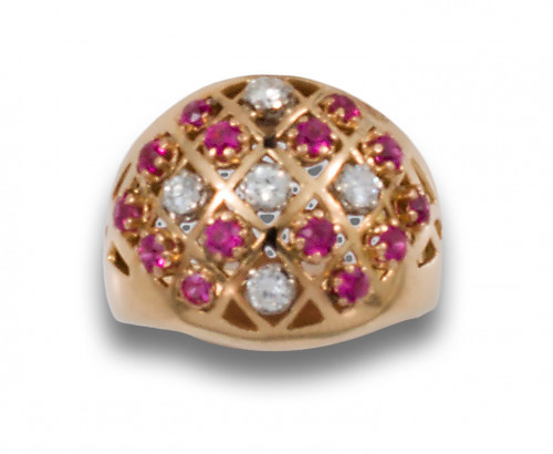 SORTIJA BOMBÉ, AÑOS 50, DE ORO, DIAMANTES Y RUBÍES SINTÉTIC