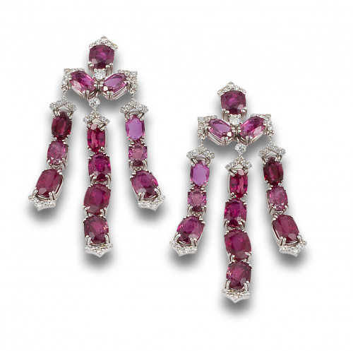 PENDIENTES CASCADA DE RUBÍES Y DIAMANTES, EN ORO BLANCO