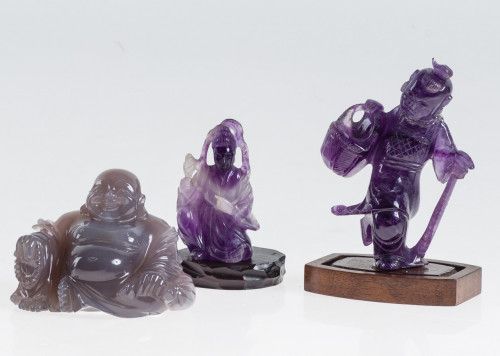 Tres figuras de cuarzo malva tallado, China, S. XX