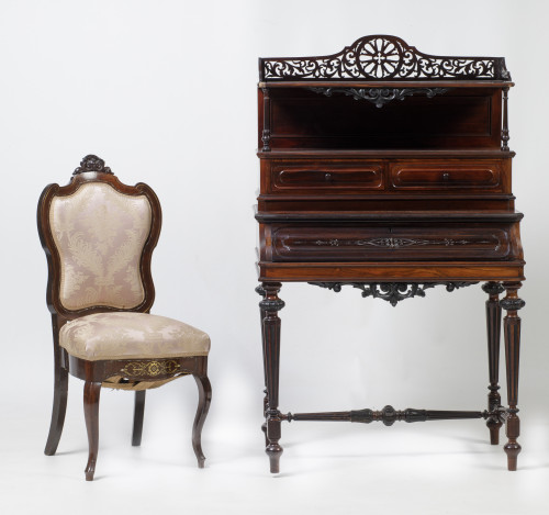 Silla alfonsina de palosanto y aplicaciones de latón y náca