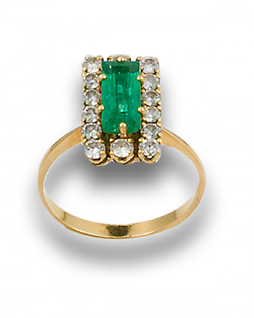 SORTIJA LANZADERA DE DIAMANTES, ESMERALDA Y ORO AMARILLO