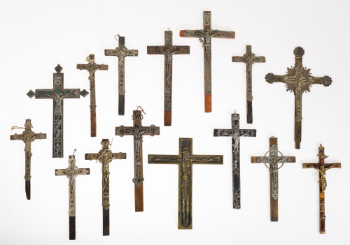 Colección de 15 crucifijos en madera y metal. S.XIX-XX