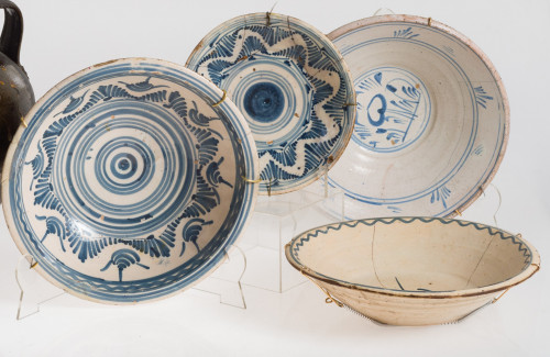 Lote cuatro platos cerámica azul Talavera