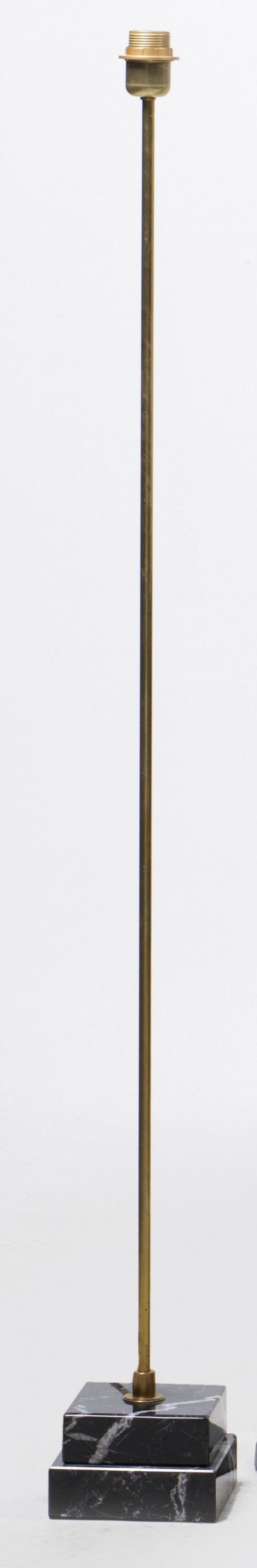 Lámpara de pie con base de mármol negro y vetas blancas, c.