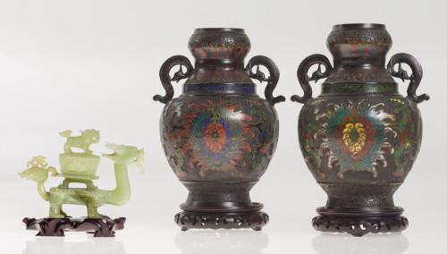 Pareja de jarrones de esmalte cloisonné aplicado, China, S.
