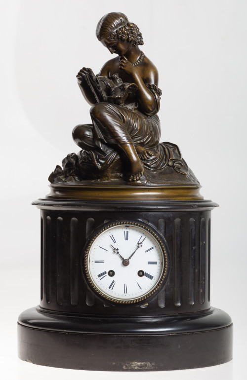 Reloj con base de mármol negro y rematado en figura de bron