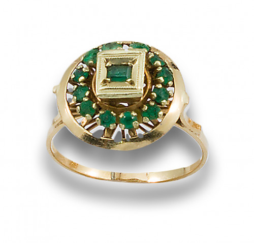 SORTIJA ROSETÓN, AÑOS 40, DE ESMERALDAS Y ORO AMARILLO