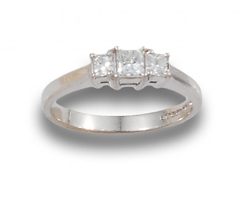 SORTIJA TRESILLO DE DIAMANTES TALLA CARRÉ