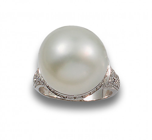 GRAN SORTIJA DE PERLA AUSTRALIANA, DIAMANTES Y ORO BLANCO