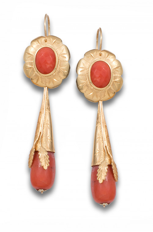PENDIENTES LARGOS ANTIGUOS DE CORAL Y ORO AMARILLO