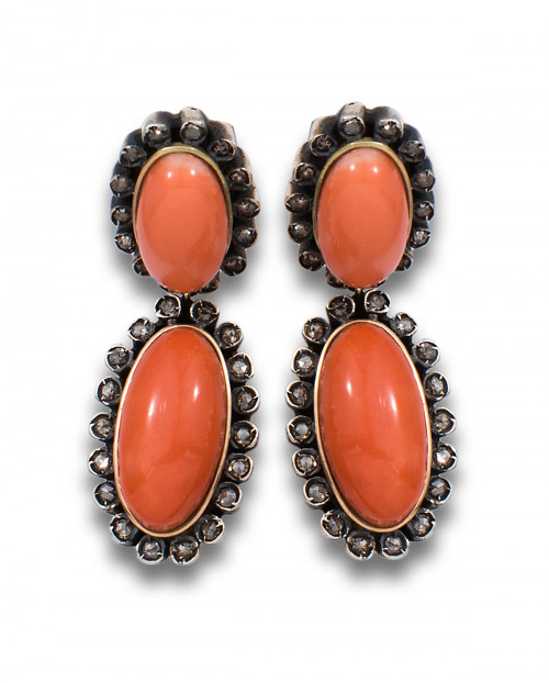 PENDIENTES LARGOS, ESTILO ANTIGUO, DE CORAL, DIAMANTES, ORO