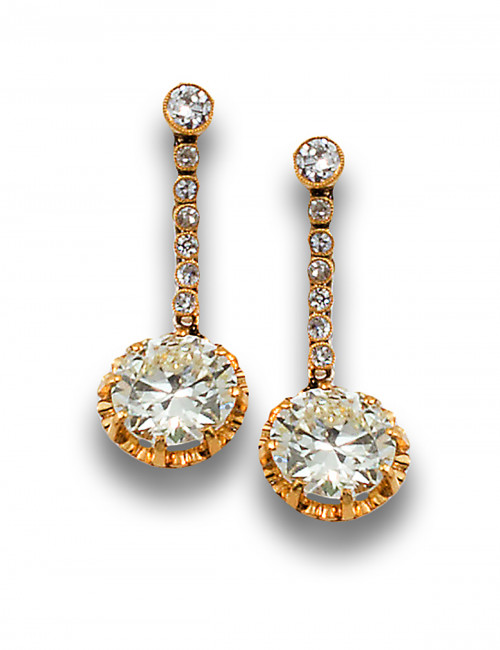 PENDIENTES LARGOS DE DIAMANTES Y ORO AMARILLO