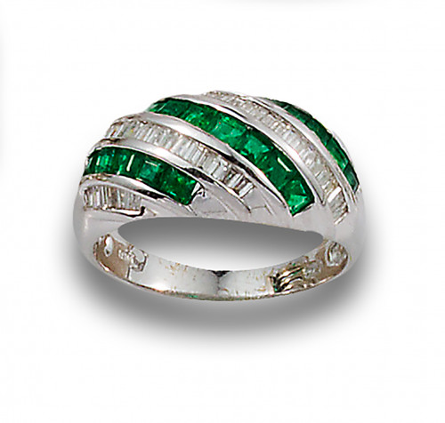 SORTIJA BOMBÉ DE DIAMANTES Y ESMERALDAS, EN ORO BLANCO