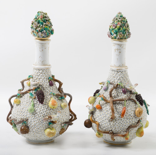 Pareja de botellas de porcelana siguiendo modelos de Meisse