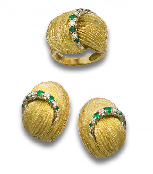 LOTE DE SORTIJA Y PENDIENTES, AÑOS 70, DE DIAMANTES, ESMERA