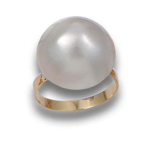 SORTIJA, AÑOS 60, DE PERLA MABÉ Y ORO AMARILLO