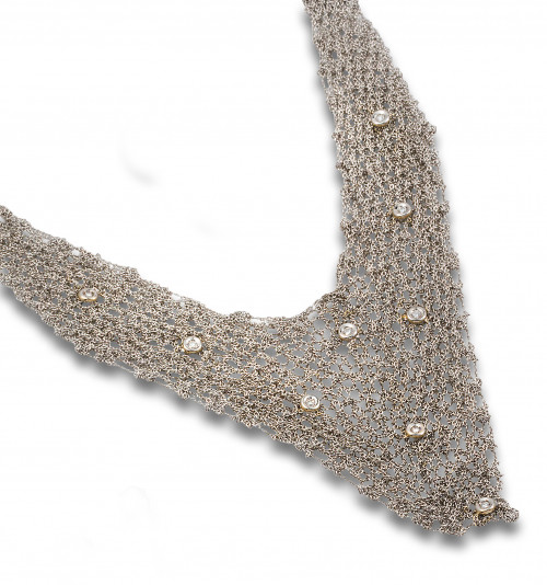 COLLAR BABERO MALLA DE ORO BLANCO Y DIAMANTES